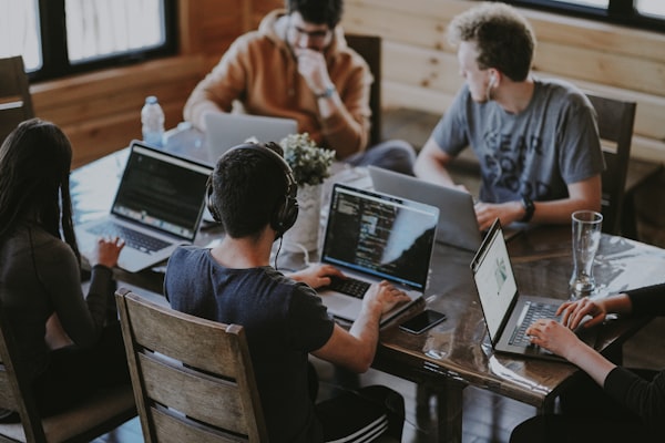 Collaborateurs s'accordant sur un concept de podcast audio-visuel